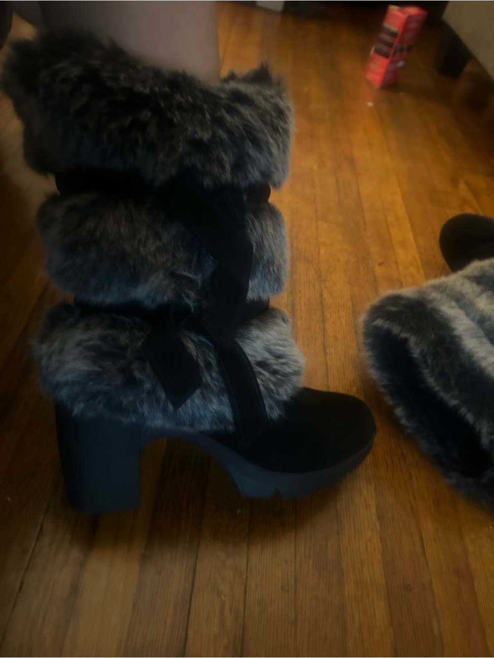 BearPaw Black Fur Heeled Boots #Y2k #2000’s - Picture 2 of 5
